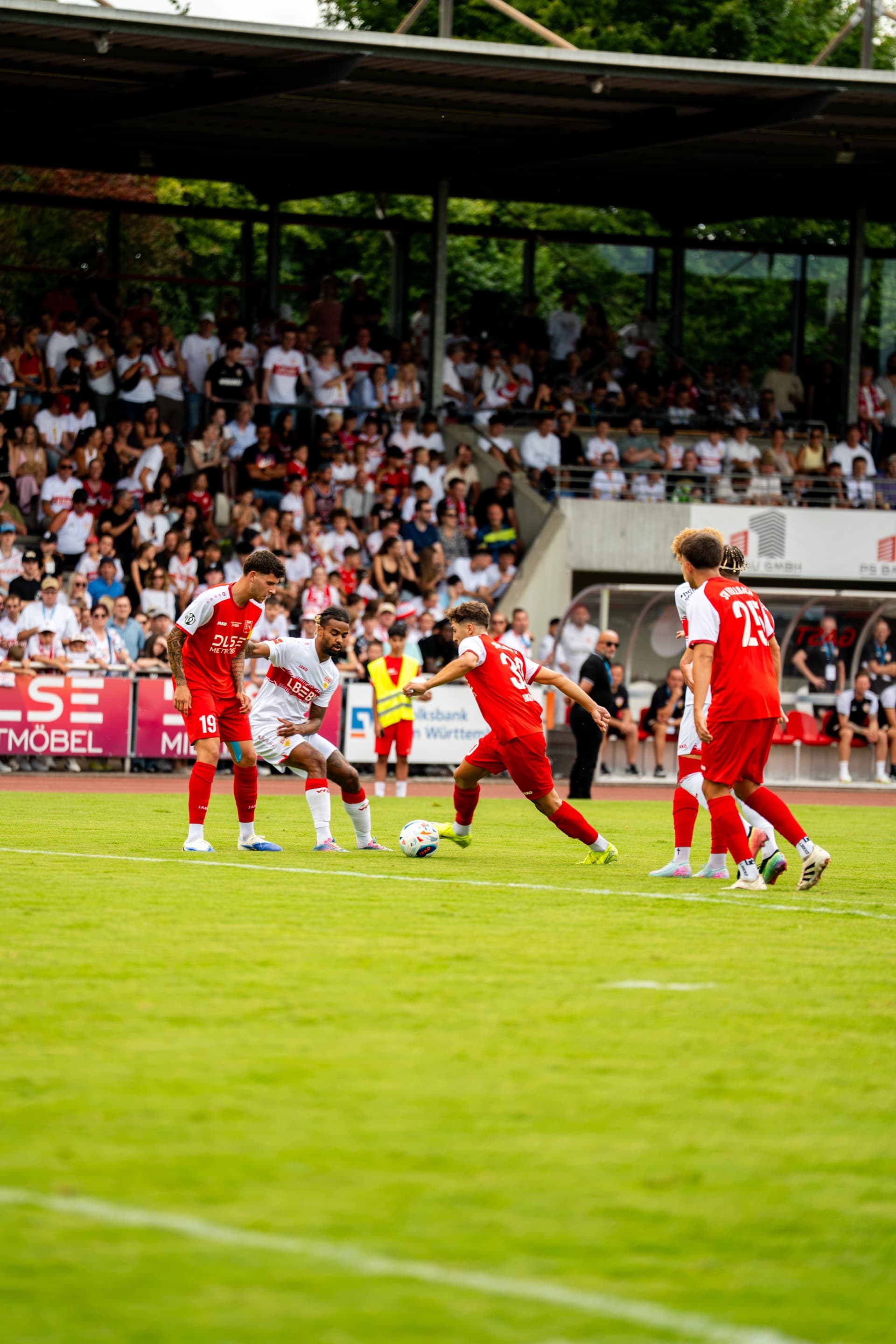 Spieler des SV Fellbach in einer Spielszene am Kappelberg